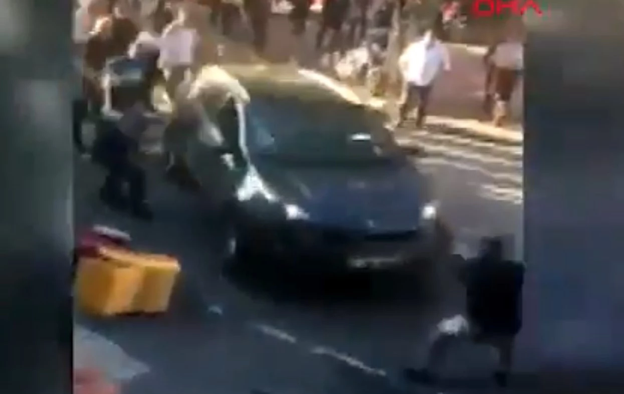 Τρόμος στην Κωνσταντινούπολη: Οδηγός έπεφτε με το αυτοκίνητό του επανειλημμένως σε πεζούς (Βίντεο)